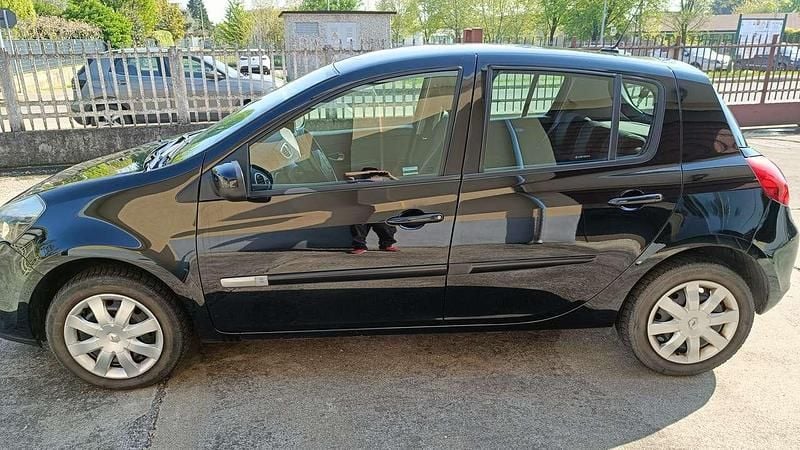 Usata Renault Clio III Dynamique 75 CV (55 kW) 2012 Nero Berlina