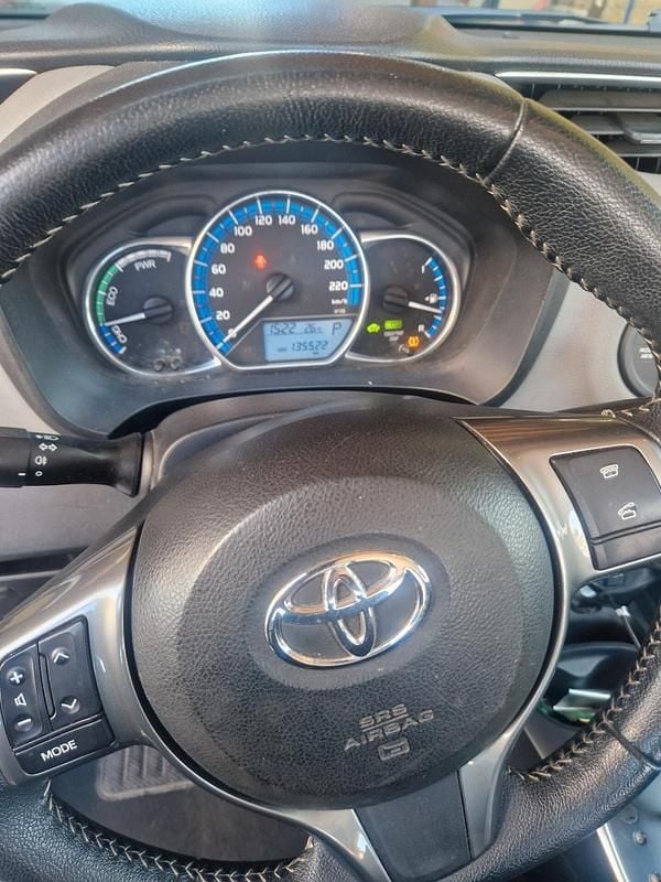 Usata Toyota Yaris Hybrid 73 CV (53 kW) 2016 Bianco Furgone