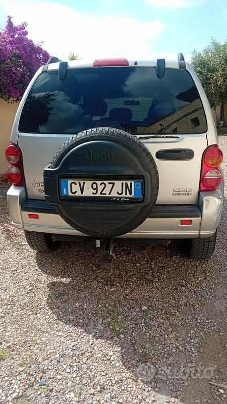 Usata Jeep Cherokee 163 CV (119 kW) 2005 Grigio SUV