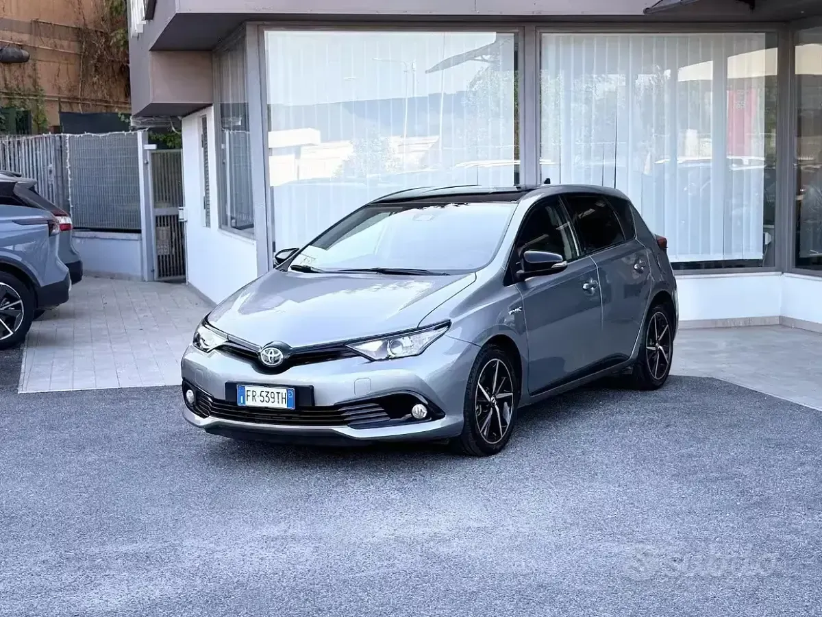 Usata Toyota Auris Hybrid 99 CV (72 kW) 2018 Grigio Berlina