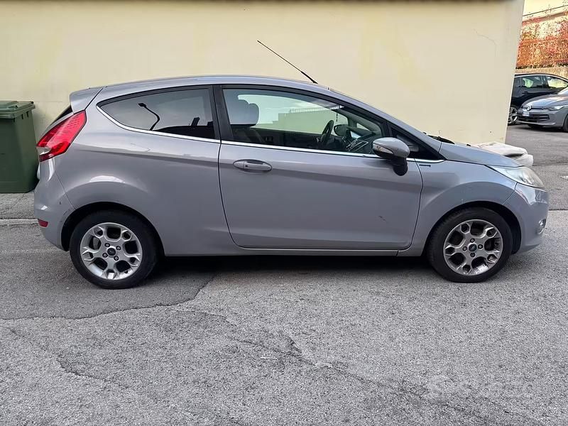 Usata Ford Fiesta 97 CV (71 kW) 2012 Grigio Utilitaria