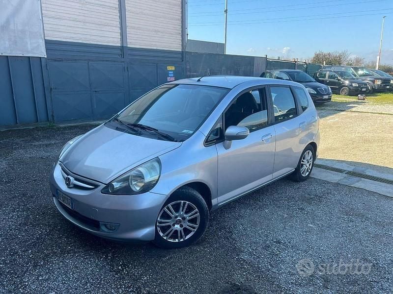 Usata Honda Jazz ES 83 CV (61 kW) 2007 Argento Utilitaria