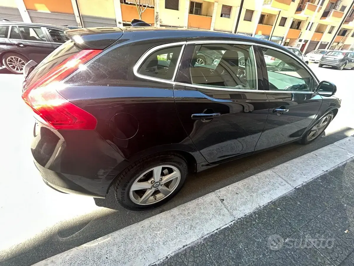 Usata Volvo V40 Momentum 115 CV (84 kW) 2015 Nero Berlina