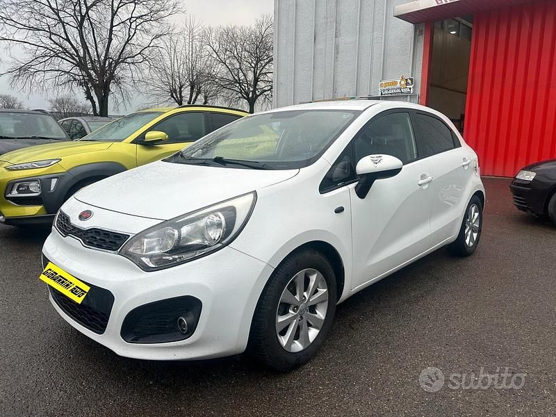 Usata Kia Rio Active 75 CV (55 kW) 2013 Bianco Berlina