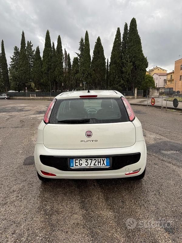 Usata Fiat Grande Punto 77 CV (56 kW) 2011 Bianco Utilitaria