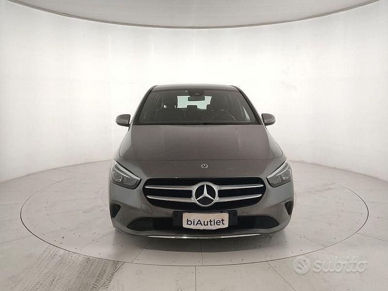 Käytetty Mercedes B180 116 HP (85 kW) 2019 Harmaa Tila-auto