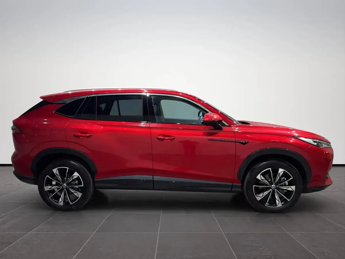 Usata MG HS Luxury 143 CV (105 kW) 2025 Diamon red SUV