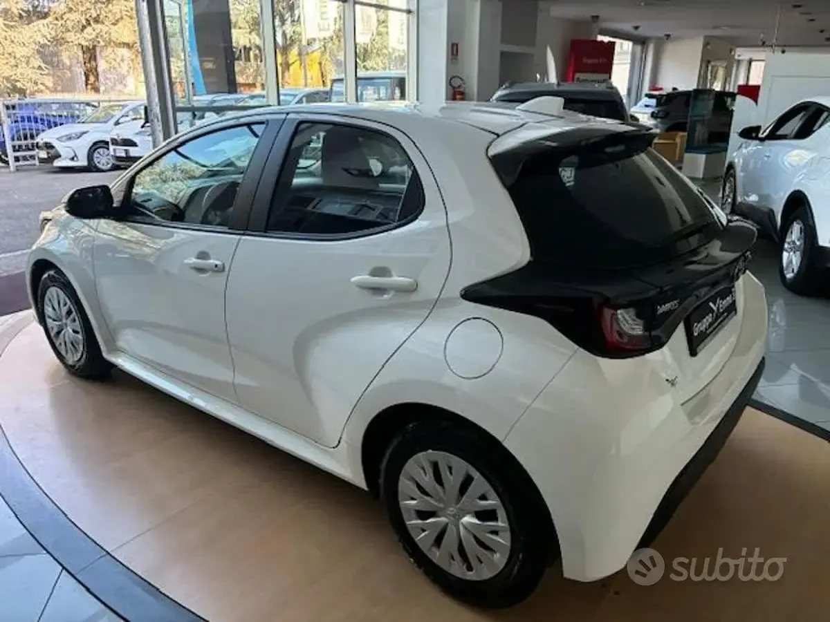 Usata Toyota Yaris Hybrid Active 92 CV (67 kW) 2025 Bianco Berlina