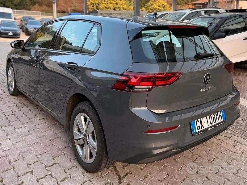 Usata VW Golf VIII Life 116 CV (85 kW) 2023 Grigio Berlina