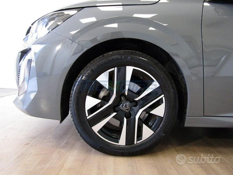 Usata Peugeot 208 Allure 101 CV (74 kW) 2025 Grigio Utilitaria