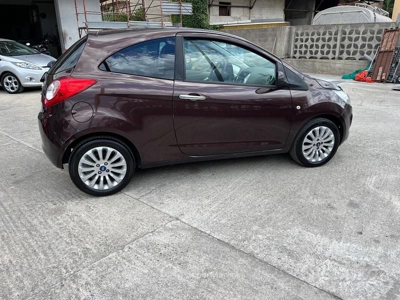 Begagnad Ford Ka Plus Titanium 75 HK (55 kW) 2013 Lila Halvkombi