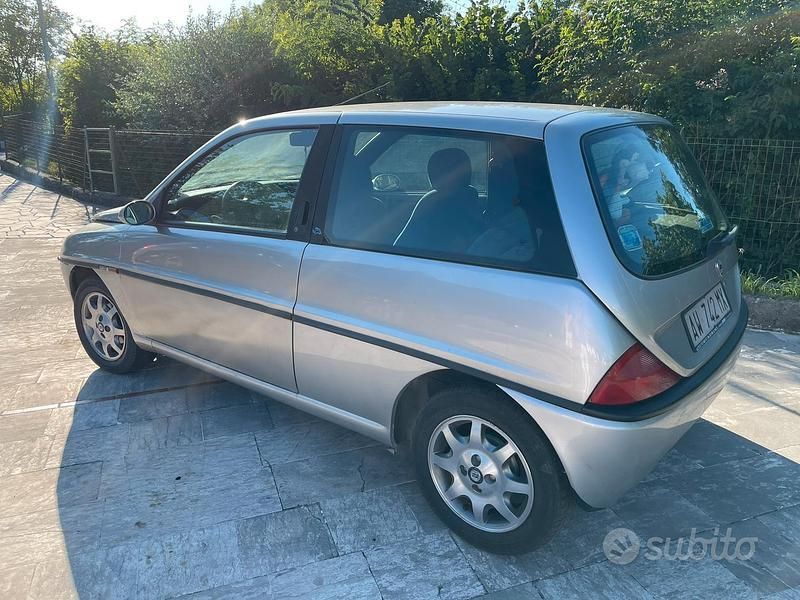 Grigio Usata 1999 Lancia Ypsilon Due volumi | 1250 € (Buon prezzo) - Immagine 1/4