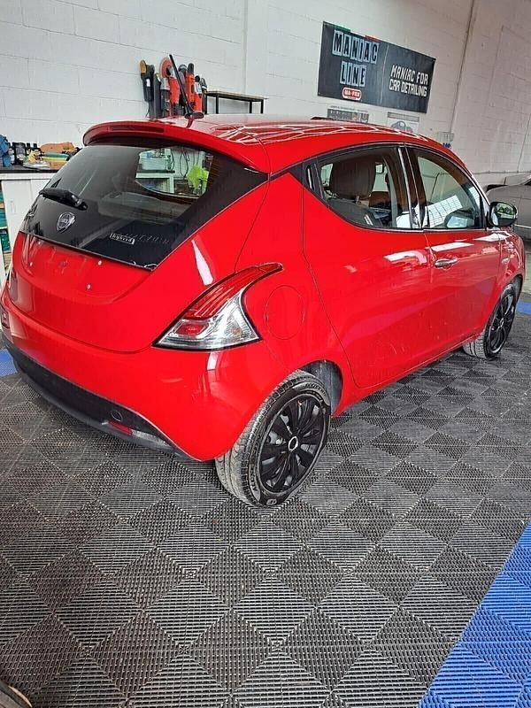 Usata Lancia Ypsilon Silver 69 CV (50 kW) 2021 Rosso Utilitaria