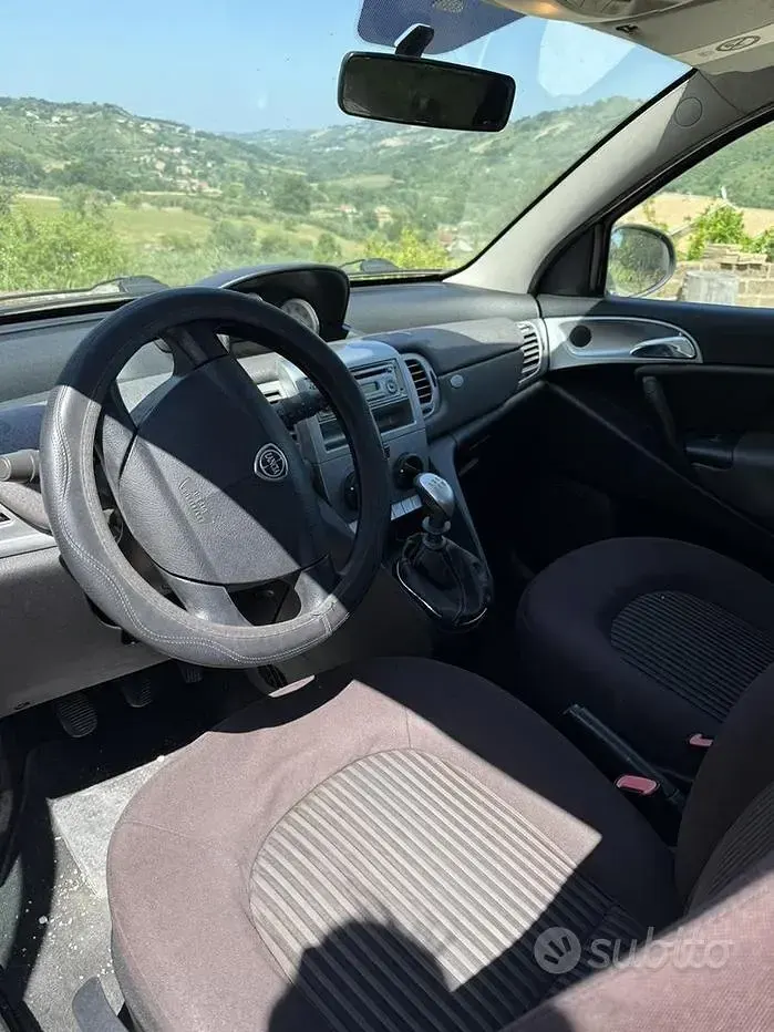Usata Lancia Ypsilon 60 CV (44 kW) 2010 Viola Utilitaria