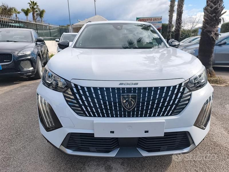 Usata Peugeot 2008 Allure 101 CV (74 kW) 2025 Bianco SUV