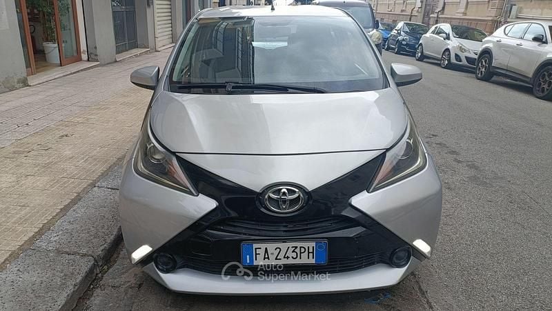 Usata Toyota Aygo 69 CV (50 kW) 2015 Argento Utilitaria