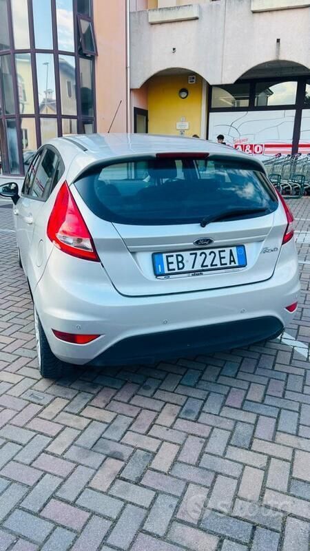 Usata Ford Fiesta 53 CV (38 kW) 2010 Grigio Utilitaria