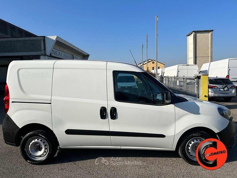 Usata Fiat Doblò 95 CV (69 kW) 2021 Bianco pastello Monovolume