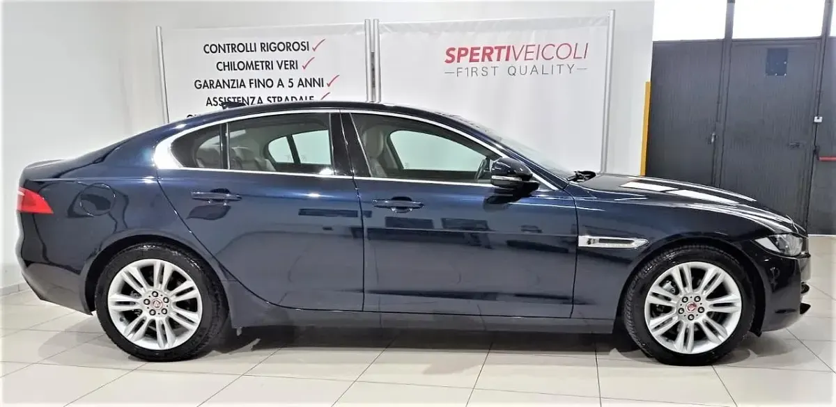 Usata Jaguar XE Prestige 180 CV (132 kW) 2019 Blu Berlina