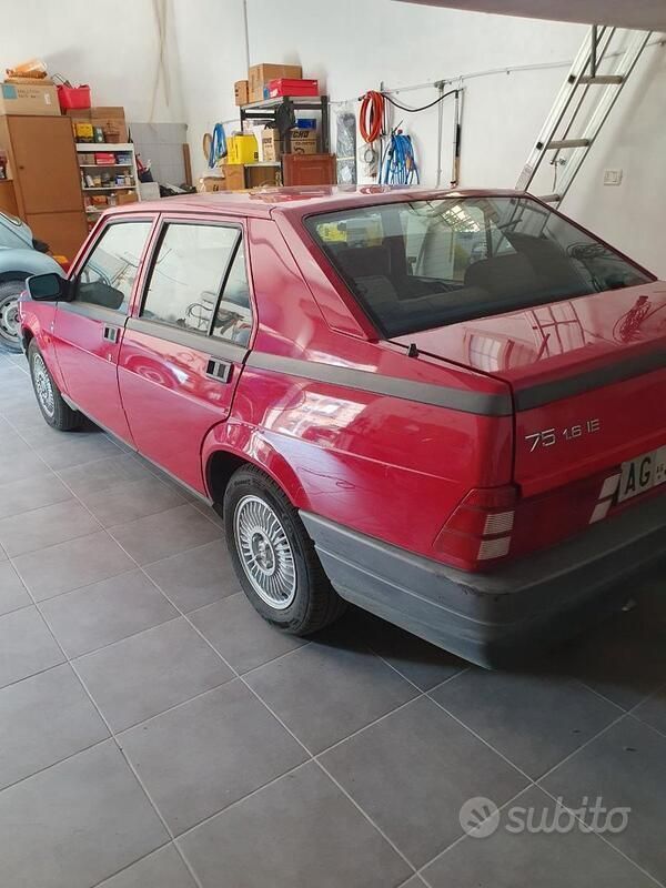 Usata Alfa Romeo 75 105 CV (77 kW) 1991 Rosso Berlina