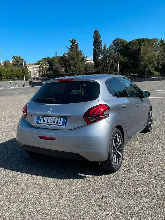 Usata Peugeot 208 Signature Sky 102 CV (75 kW) 2019 Grigio Utilitaria