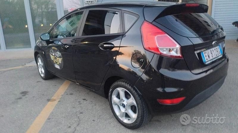 Usata Ford Fiesta 60 CV (44 kW) 2014 Blu Utilitaria
