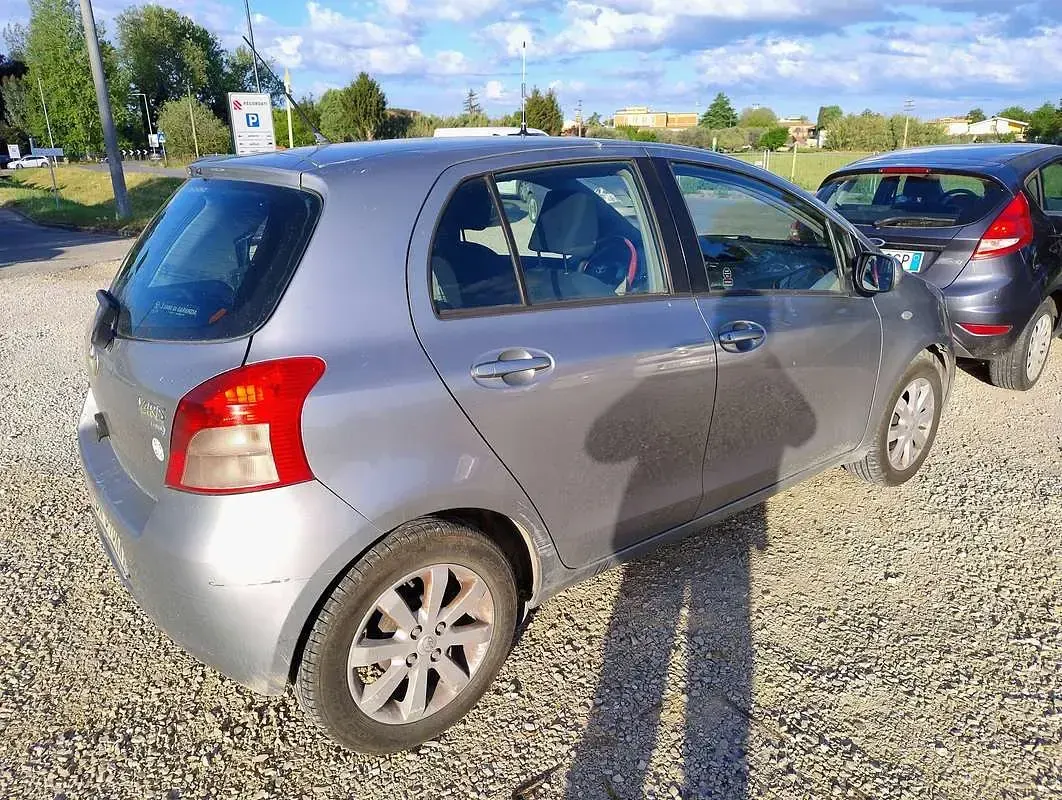 Usata Toyota Yaris Sol 87 CV (63 kW) 2007 Argento Utilitaria