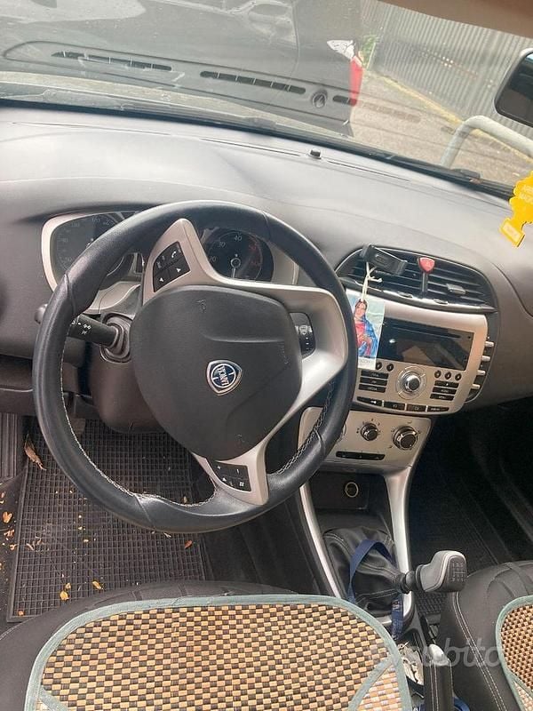 Begagnad Lancia Delta 2010 Grå Halvkombi