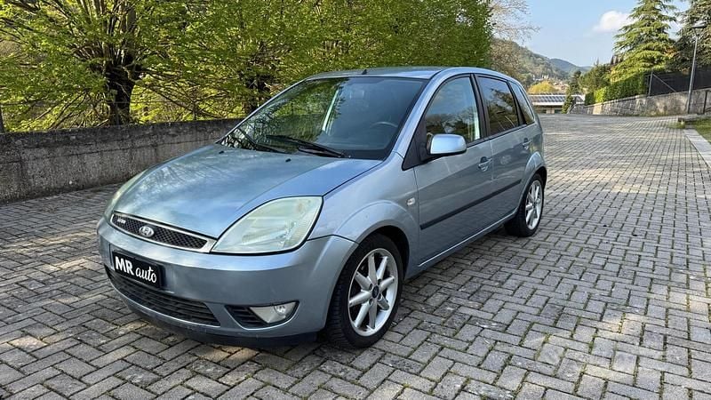 Usata Ford Fiesta Ghia 68 CV (50 kW) 2005 Blu Utilitaria