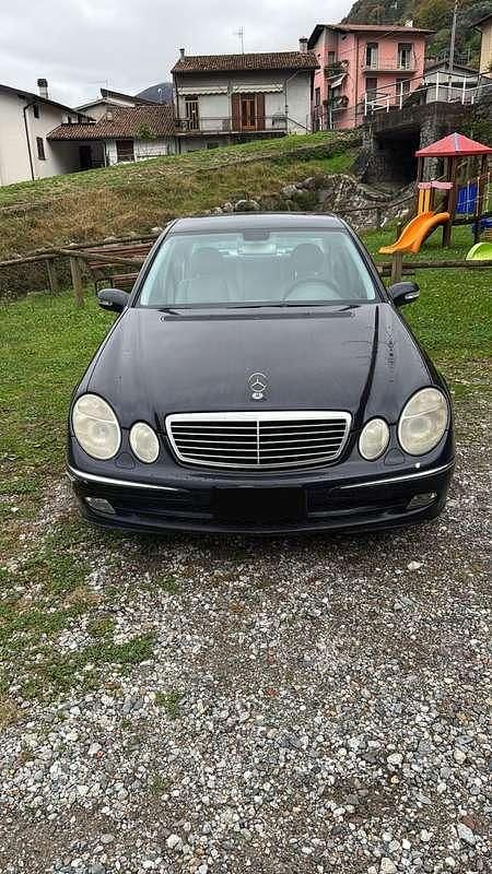 Usata Mercedes E220 177 CV (130 kW) 2003 Blu/azzurro Berlina