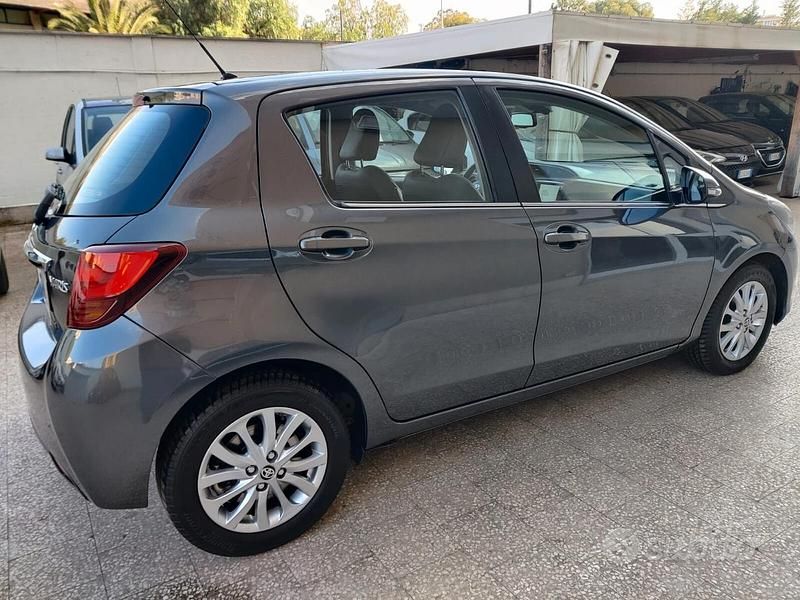 Usata Toyota Yaris 90 CV (66 kW) 2014 Grigio Utilitaria