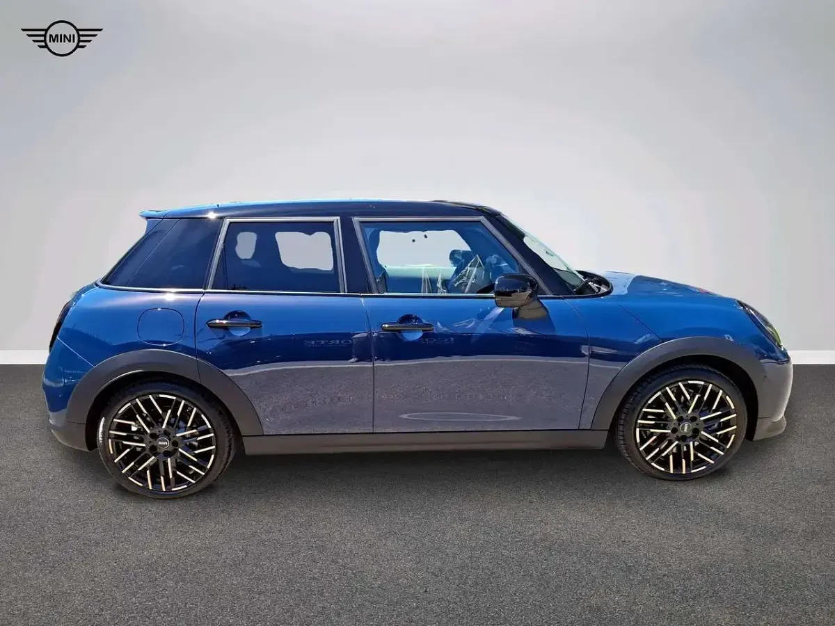 Usata Mini Cooper Favoured 150 kW (204 CV) 2025 Blu/azzurro Utilitaria