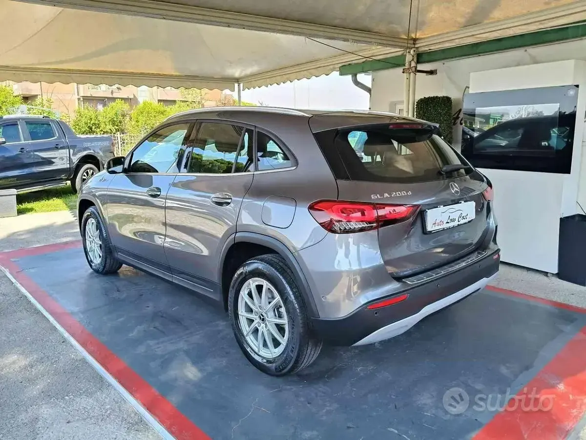Usata Mercedes GLA200 Business 150 CV (110 kW) 2023 Grigio scuro SUV