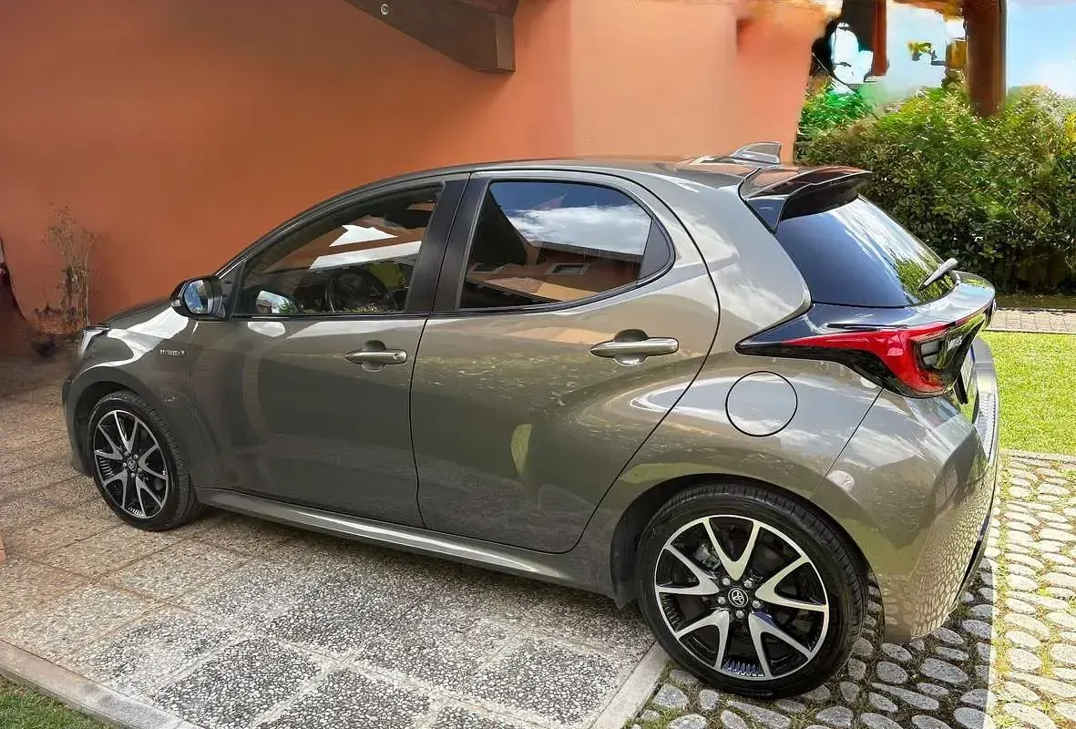 Usata Toyota Yaris Hybrid Lounge 92 CV (67 kW) 2021 Berlina