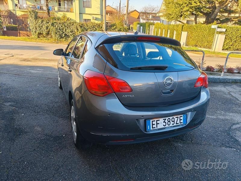 Usata Opel Astra 100 CV (73 kW) 2011 Marrone Berlina