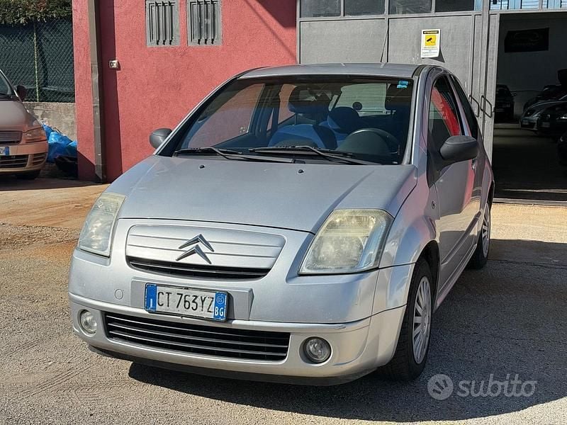 Argento Usata 2006 Citroën C2 Exclusive Due volumi | 2500 € (Buon prezzo) - Immagine 1/4