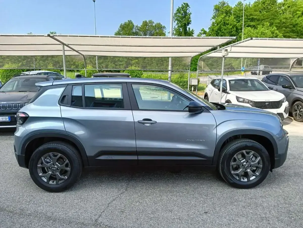 Nuova Jeep Avenger Longitude 101 CV (74 kW) 2026 Grigio stone SUV
