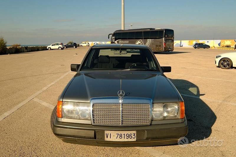 Usata Mercedes 200 122 CV (89 kW) 1989 Grigio Berlina