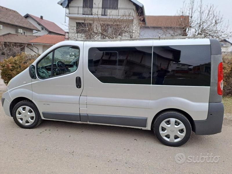 Usata Renault Trafic 145 CV (106 kW) 2008 Argento Monovolume