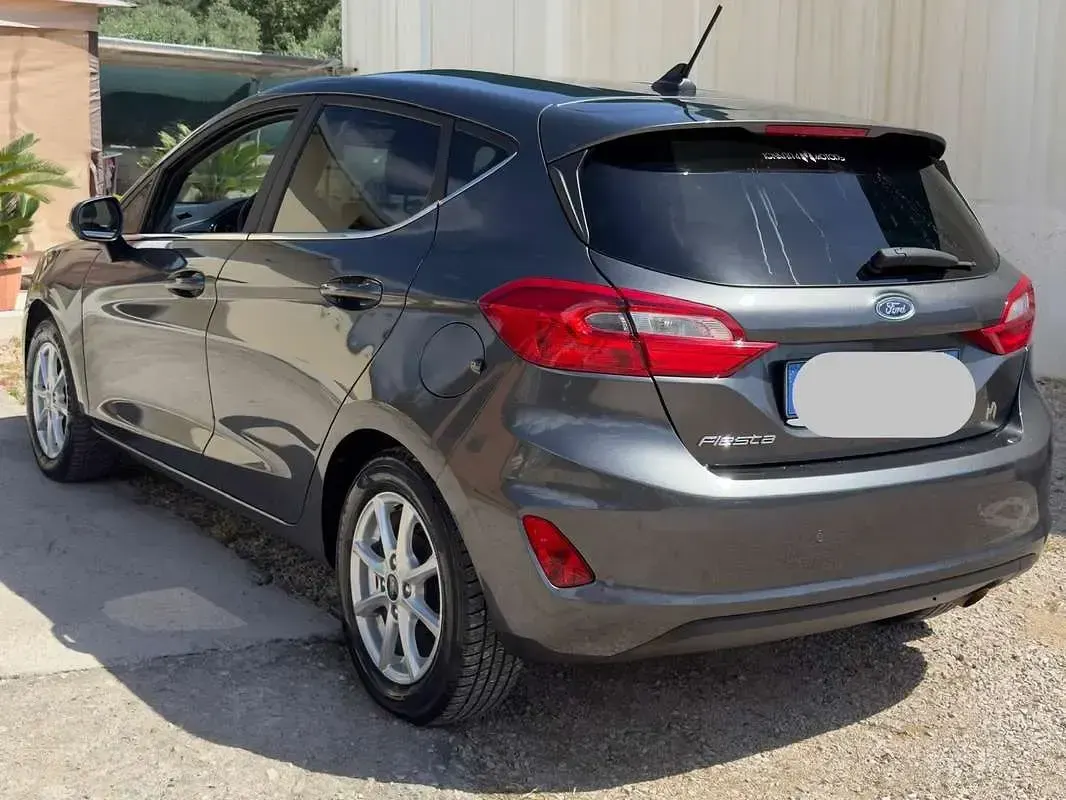 Usata Ford Fiesta Titanium 75 CV (55 kW) 2017 Grigio Utilitaria
