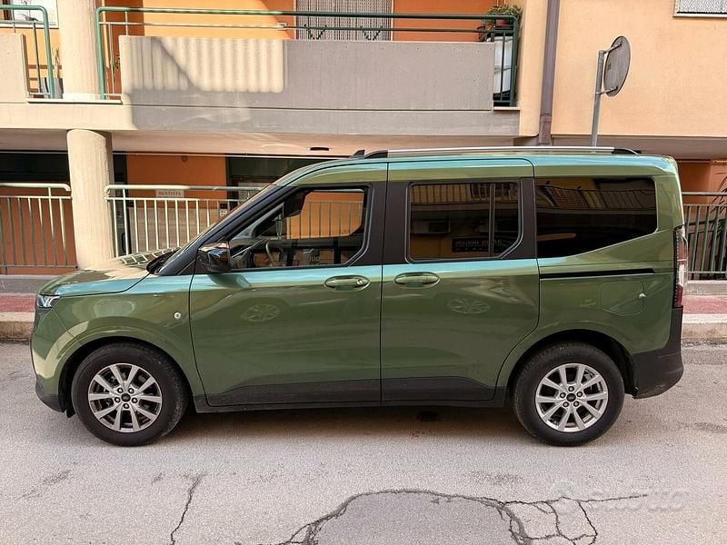 Usata Ford Tourneo Courier 125 CV (91 kW) 2025 Verde Monovolume