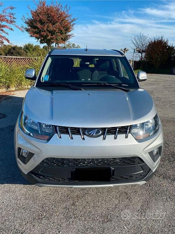 Usata Mahindra KUV100 87 CV (63 kW) 2023 Grigio SUV