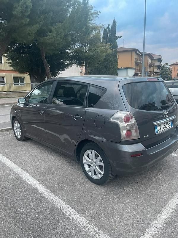 Usata Toyota Corolla Verso 2009 Grigio Monovolume