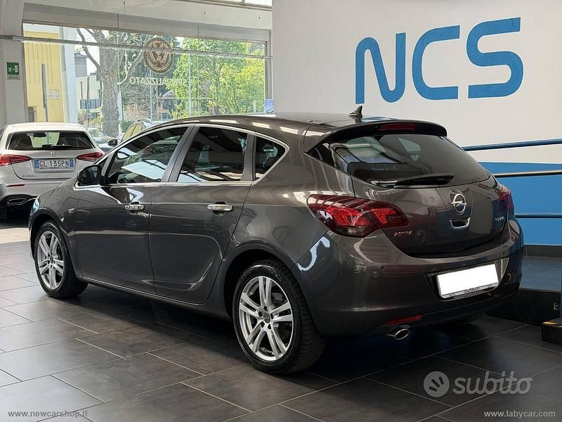 Usata Opel Astra Cosmo 140 CV (102 kW) 2011 Grigio Berlina
