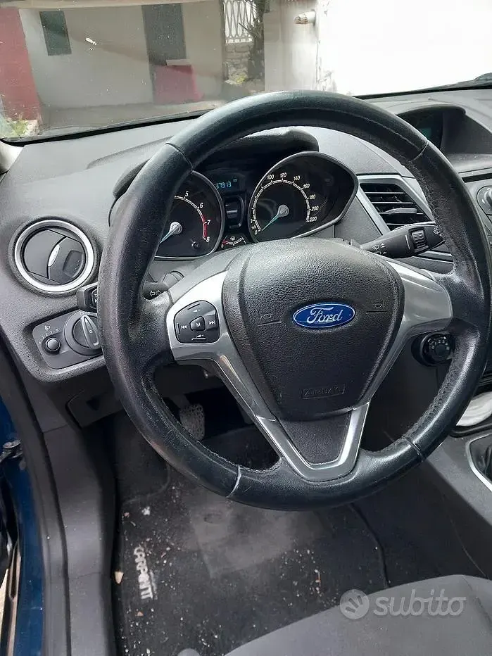 Begagnad Ford Fiesta 75 HK (55 kW) 2013 Blå Halvkombi