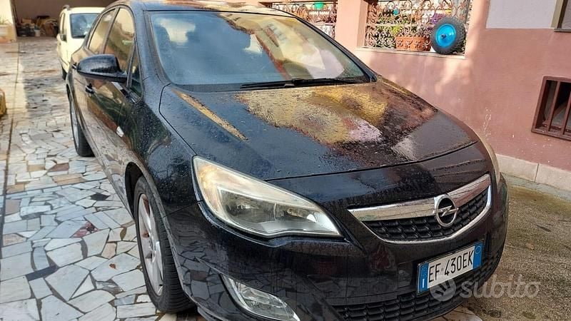 Usata Opel Astra 125 CV (91 kW) 2010 Nero Berlina