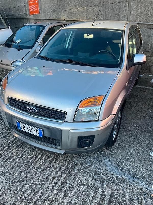 Usata Ford Fusion 67 CV (49 kW) 2010 Grigio Berlina