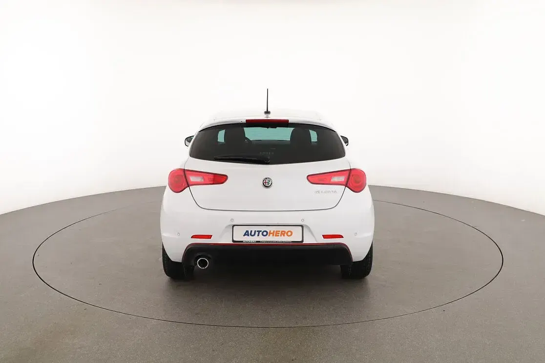 Begagnad Alfa Romeo Giulietta 120 HK (88 kW) 2018 Vit Halvkombi