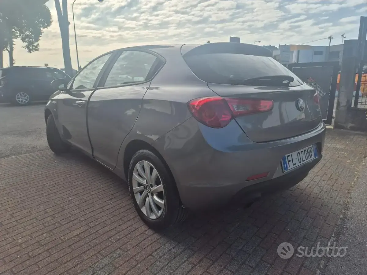 Usata Alfa Romeo Giulietta 120 CV (88 kW) 2017 Grigio Utilitaria
