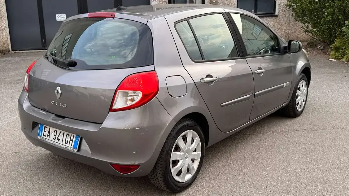 Usata Renault Clio III Dynamique 75 CV (55 kW) 2010 Grigio Berlina
